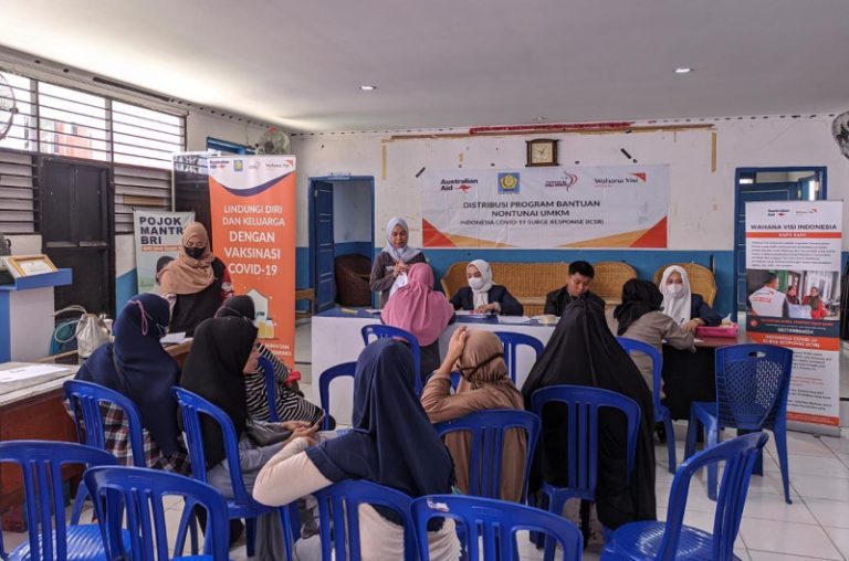 Read more about the article Wahana Visi Indonesia, Yayasan Sikola Mombine dan Gerkatin distribusi bantuan non tunai ke UMKM