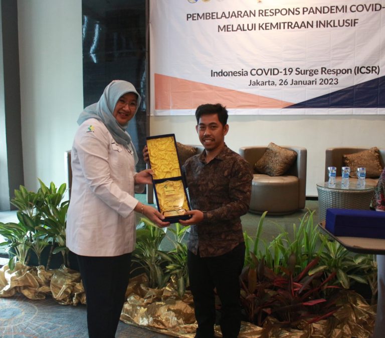 Read more about the article Closing Program ICSR, Kemenkes RI Memberikan Penghargaan Kepada Sikola Mombine