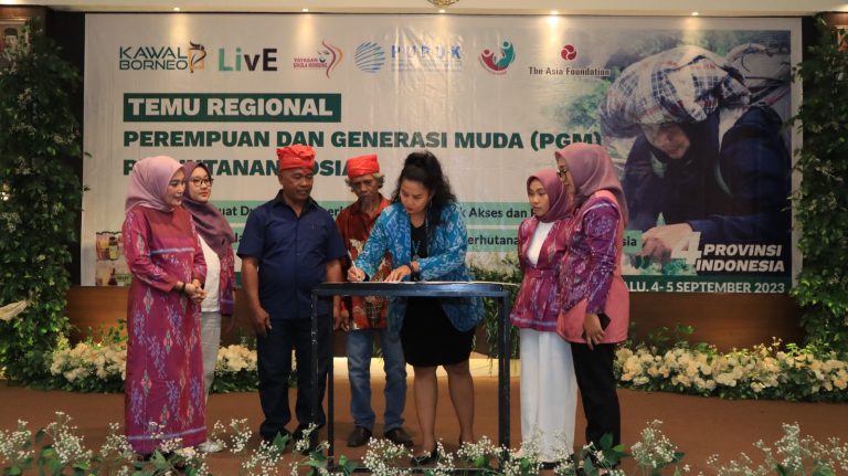 Read more about the article Sikola Mombine Sukses Gelar Temu Regional Perempuan dan Generasi Muda dalam Perhutanan Sosial