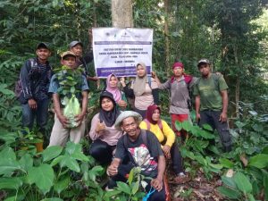 Read more about the article Patroli Hutan Mandiri Desa Sansarino: Langkah Konkret Kelompok Perempuan Menjaga Kelestarian Hutan