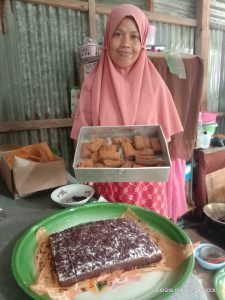 Read more about the article Jumaria: Perempuan Tangguh di Balik Usaha Kue dan Takjil