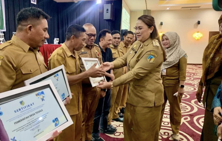 Read more about the article Bupati Donggala Serahkan Insentif Take kepada 89 Desa, 10 Desa Peringkat Teratas